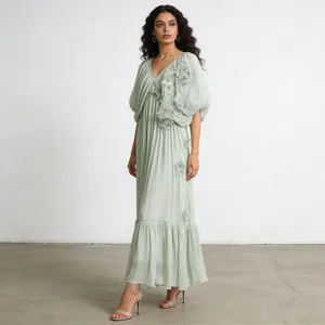 Robe longue élégante vert sauge avec col en V et détails floraux 3D délicats