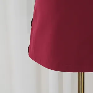 Primer plano del dobladillo de la falda burdeos con costuras precisas y detalles de lentejuelas