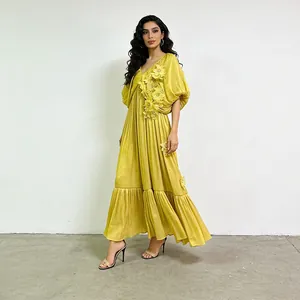 Robe longue jaune élégante avec col en V, fleurs 3D et manches chauve-souris pour vacances.