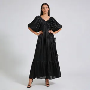 Robe longue noire élégante avec col en V, manches ballon et détails floraux 3D.