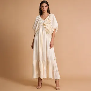 Vue détaillée d'une robe maxi romantique à col en V avec appliques florales en 3D