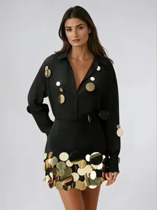 Elegante conjunto negro de dos piezas para mujer con lentejuelas doradas y minifalda de moda