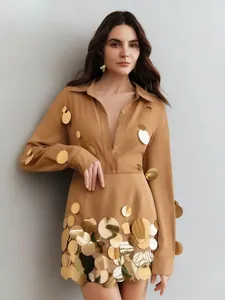 Conjunto elegante de dos piezas con camisa marrón y minifalda de lentejuelas doradas