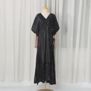 Vue d'ensemble d'une robe longue noire élégante à col en V avec détails de fleurs 3D sur mannequin.