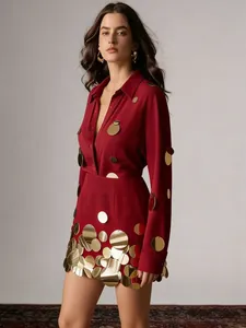 Elegante conjunto de camisa roja de manga larga y minifalda con lentejuelas doradas