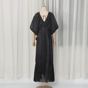 Vue arrière d'une robe longue noire avec décolleté en V et détail de lien délicat.