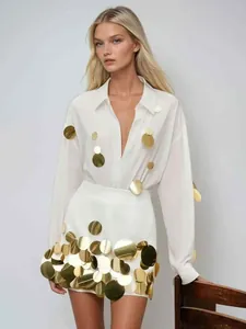 Elegante conjunto de dos piezas blanco con camisa de manga larga y minifalda de lentejuelas