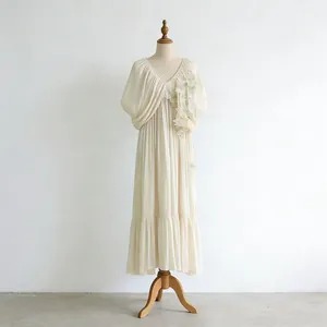 Robe longue romantique col en V avec manches chauve-souris et fleurs 3D sur un mannequin