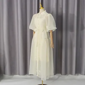 Elegante vestido largo blanco roto con mangas abullonadas, cuello de solapa y bordado floral.