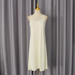 Elegante vestido lencero minimalista sin mangas blanco crema en un maniquí profesional