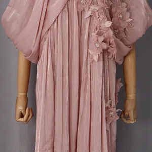 Vue détaillée d'une robe longue plissée rose avec des appliques de fleurs 3D élégantes
