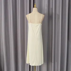 Vista posterior detallada de un vestido lencero minimalista de color crema de seda