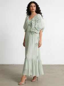 Robe Longue Romantique avec Col en V et Manches Chauve-souris, Design Élégant de Vacances avec Fleurs 3D pour Femme