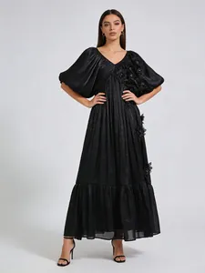 Robe longue noire élégante à col en V avec manches bouffantes et fleurs en 3D appliquées