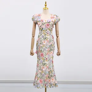Elegante maxi-jurk in Franse stijl met vierkante hals en 3D-bloemenborduurwerk op de paspop.