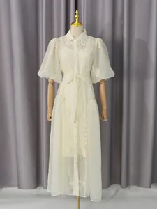 Vestido elegante bordado blanco roto con mangas abullonadas, solapa y lazo