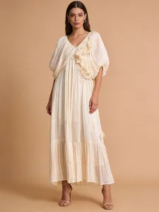 Robe longue plissée à col en V avec appliques florales 3D et manches chauve-souris