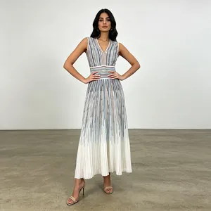Robe longue sans manches style français, col en V, avec motif à rayures dégradées.