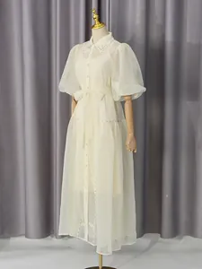 Elegante vestido largo crema con mangas abullonadas, bordado fino y lazo en cintura