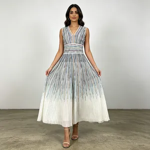 Vue complète d'une robe longue sans manches à col en V avec des plis dégradés rayés