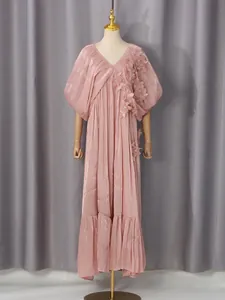 Robe longue plissée à col en V romantique avec fleurs en 3D et manches chauve-souris