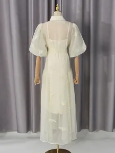 Vestido largo crema con mangas abullonadas y delicado bordado de hojas y cinturón