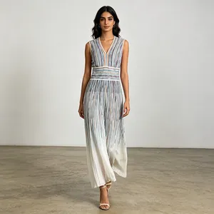 Robe longue sans manches à col en V avec rayures verticales dégradées et plissé
