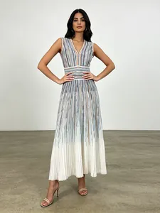 Robe longue sans manches à col en V, rayures verticales dégradées et ourlet plissé.