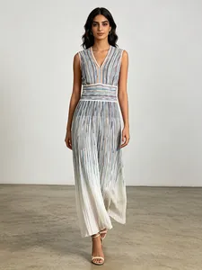 Robe longue plissée sans manches à col en V avec rayures verticales colorées dégradées
