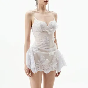 Vue détaillée de l'élégante mini-robe en dentelle blanche avec broderie de papillon