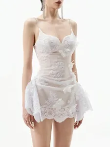 Robe courte élégante en dentelle blanche avec broderie papillon et coupe ajustée.