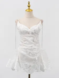 Robe courte élégante en dentelle blanche avec broderie papillon présentée sur un mannequin.