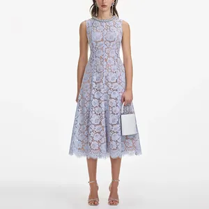 Elegante lichtblauwe mouwloze midi-jurk van bloemenkant met kralen halslijn