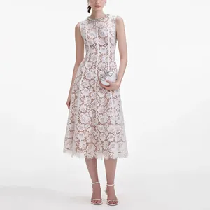 Elegante mouwloze witte midi-jurk van gebloemd kant met een verfijnde versierde halslijn
