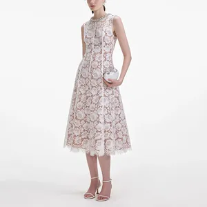 Elegante witte zware bloemen kant mouwloze midi-jurk met versierde ronde halslijn