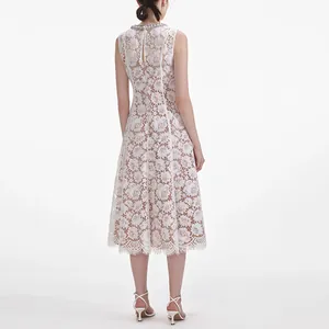Achteraanzicht van elegante witte mouwloze midi-jurk met bloemenkant