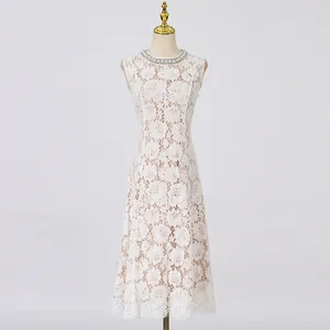 Elegante witte mouwloze midi-jurk van kant met een luxe gedecoreerde kralen halslijn