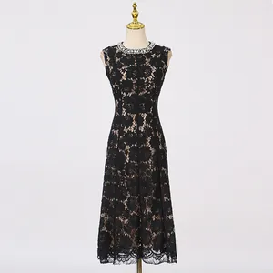 Elegante zwarte kanten mouwloze midi-jurk met een stijlvolle ronde hals met kralen