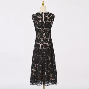 Elegante zwarte mouwloze midi-jurk met bloemenkant achteraanzicht en parelmoeren halslijn