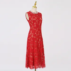 Elegante rode mouwloze midi-jurk van bloemenkant met een met parels versierde ronde hals.