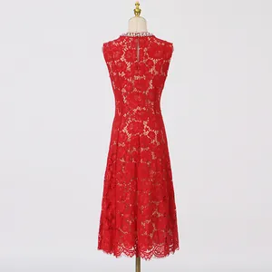 Gedetailleerd achteraanzicht van een elegante rode mouwloze kanten midi-jurk met bloemen