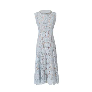 Elegante lichtblauwe mouwloze midi-jurk van bloemenkant met verfraaide halslijn detail