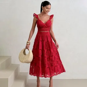 Completo due pezzi in pizzo rosso con crop top a volant e gonna midi a vita alta elegante