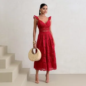 Dettaglio completo di un set rosso con crop top a volant e gonna midi in pizzo a vita alta.