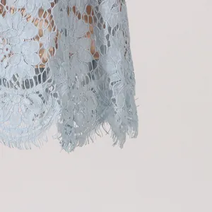 Detailopname van een lichtblauwe bloemenkant zoom met een zeer delicate wimperafwerking
