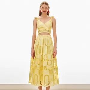 Set vacanza chic a due pezzi in pizzo giallo con crop top a V e gonna midi svasata