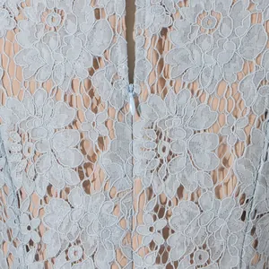 Macrodetail van lichtblauwe bloemenkant met een onzichtbare ritssluiting