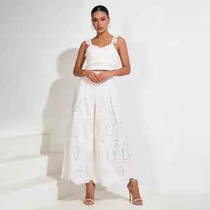 Dettaglio completo set da vacanza in pizzo bianco con crop top e gonna lunga bianca