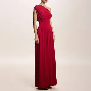 Elegante abito lungo rosso monospalla con un sofisticato design a vita pieghettata da donna