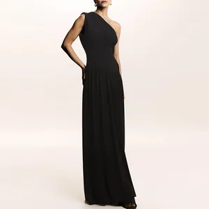 Elegante abito lungo monospalla nero in stile francese con sofisticati dettagli a pieghe